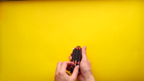 White Man Hands Holding Een Schroevendraaier Een Gele Achtergrond — Stockvideo