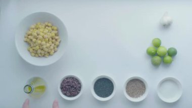 Beyaz adamın eli, Küçük Bulaşıkların İçindekileri barındırır. 