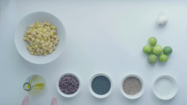 Рука Белого Человека Содержит Ингредиенты Маленьких Блюд — стоковое видео
