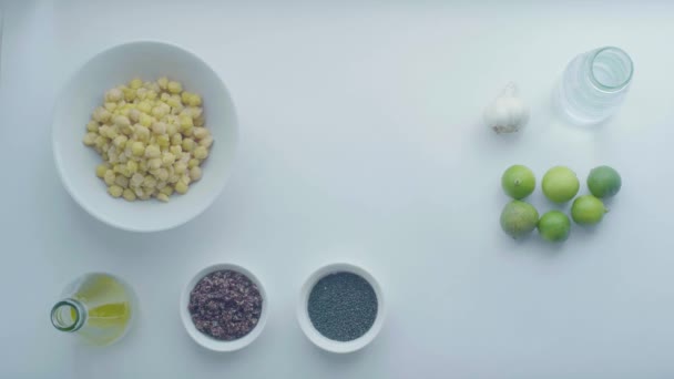 Χέρι Ενός Λευκού Αφαιρεί Μικρά Πιάτα Από Λευκό Τραπέζι — Αρχείο Βίντεο