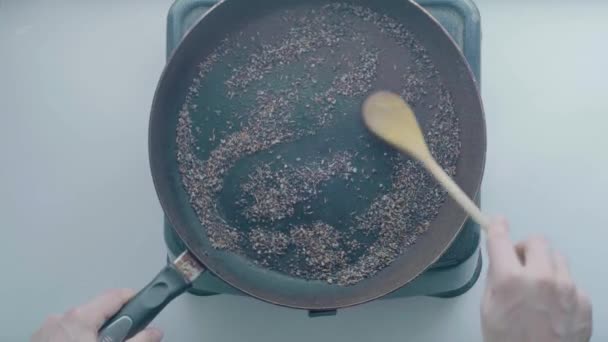 White Man Hand Removes Wooden Spoon Ingredients Black Frying Pan — Stok Video