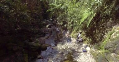 Belmira, Antioquia / Kolombiya - 18 Ocak 2020: Şelalenin dibinde Rehberli Turist Grubu, Dinleniyor, İnsansız Hava Aracı ile Fotoğraf Çekiyor ve Çekiyor
