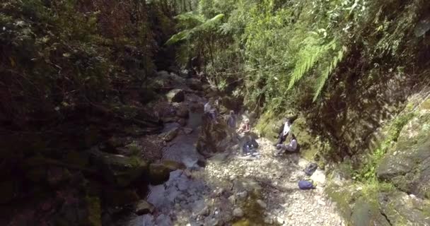 Belmira Antioquia Kolumbia Stycznia 2020 Grupa Turystów Przewodnikiem Stóp Wodospadu — Wideo stockowe