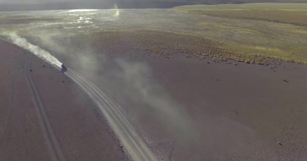 Ein Geländewagen Mitten Einer Von Bergen Umgebenen Wüste — Stockvideo