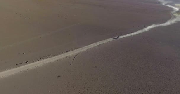 Позашляховик 4Х4 Посеред Пустелі Оточений Горами — стокове відео