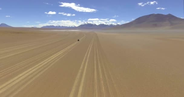 一辆四轮驱动的Suv 停在被山脉环绕的沙漠中央 — 图库视频影像