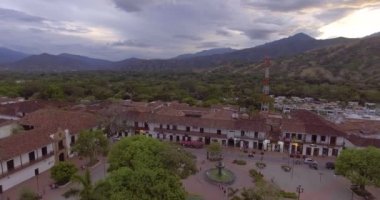 Santa Fe, Antioquia / Kolombiya - 22 Ocak 2020: Şehrin Ana Meydanı, Büyük Çeşme, Kilise, Ağaçlar, Ahşap Koltuklar, El Sanatları Stantları