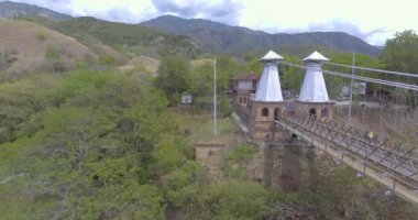 Santa Fe, Antioquia / Kolombiya - 22 Ocak 2020: Olaya Şehri ve Santa Fe Şehri 'ni Küçük Araçlar ve Motorsikletler için Tahta Planklar ile Askıya Köprüsü