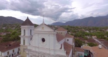 Santa Fe, Antioquia / Kolombiya - 22 Ocak 2020: Şehrin Ana Meydanı, Büyük Çeşme, Kilise, Ağaçlar, Ahşap Koltuklar, El Sanatları Stantları