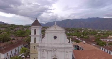 Santa Fe, Antioquia / Kolombiya - 22 Ocak 2020: Şehrin Ana Meydanı, Büyük Çeşme, Kilise, Ağaçlar, Ahşap Koltuklar, El Sanatları Stantları