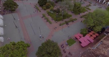 Santa Fe, Antioquia / Kolombiya - 22 Ocak 2020: Şehrin Ana Meydanı, Büyük Çeşme, Kilise, Ağaçlar, Ahşap Koltuklar, El Sanatları Stantları