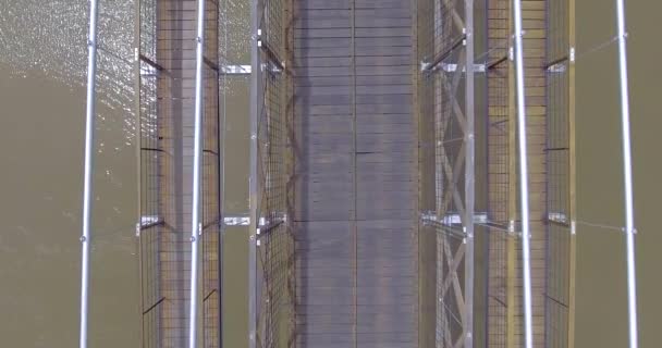 Подвесный Мост Соединяющий Город Олая Город Санта Деревянными Досками Пешеходной — стоковое видео