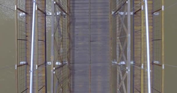オラヤ市とサンタフェ市を結ぶ吊り橋 歩行者用木製の板と小車両やオートバイのための別のもの — ストック動画