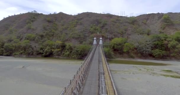 Hängebrücke Die Olaya City Und Santa City Verbindet Mit Holzbohlen — Stockvideo