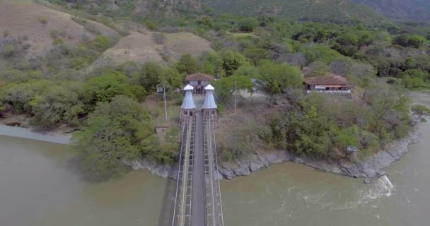 Olaya Şehri Ile Santa Şehri Birbirine Bağlayan Askıya Alınmış Köprü — Stok video