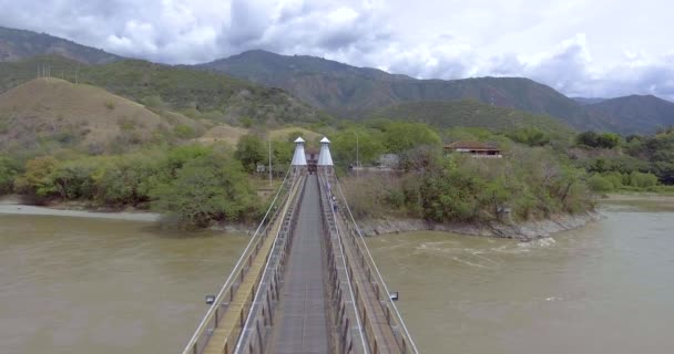 Suspended Bridge Connecting Olaya City Santa City Ξύλινες Σανίδες Πεζόδρομο — Αρχείο Βίντεο