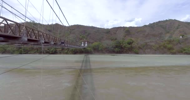 Pont Suspendu Reliant Olaya City Santa City Avec Planches Bois — Video
