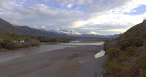 Puente Colgante Que Conecta Ciudad Olaya Ciudad Santa Con Tablones — Vídeo de stock