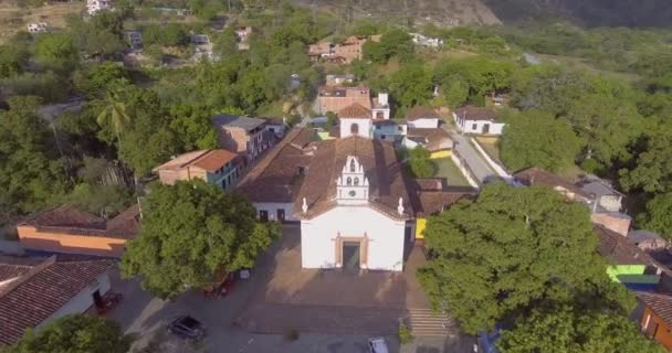 Fonte Meio Praça Campo Futebol Poucos Carros Rua Várias Casas — Vídeo de Stock