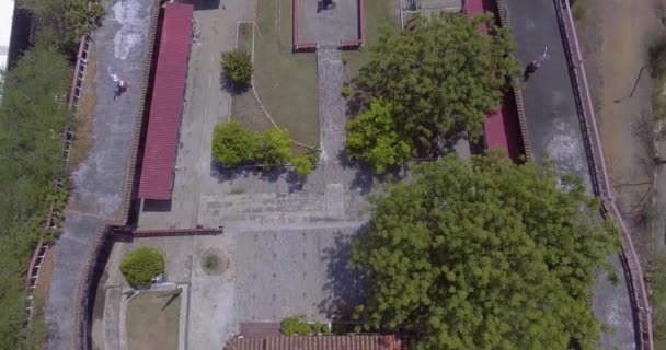 Begraafplaats Met Volledige Lege Graven Een Kapel Vele Monumenten Van — Stockvideo