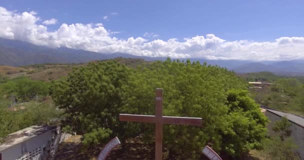 Begraafplaats Met Volledige Lege Graven Een Kapel Vele Monumenten Van — Stockvideo