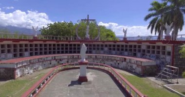 Dolu ve Boş Mezarlar Mezarlığı, Bir Şapel ve Dindar Melekler Anıtı