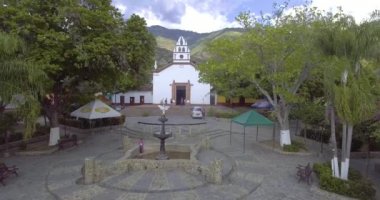 Olaya, Antioquia / Kolombiya - 25 Ocak 2020: Meydanın Ortasında Çeşme, Caddeye ve Köy Kilisesine Çevresinde Evler ve Çok sayıda Ağaçlı Minivan 