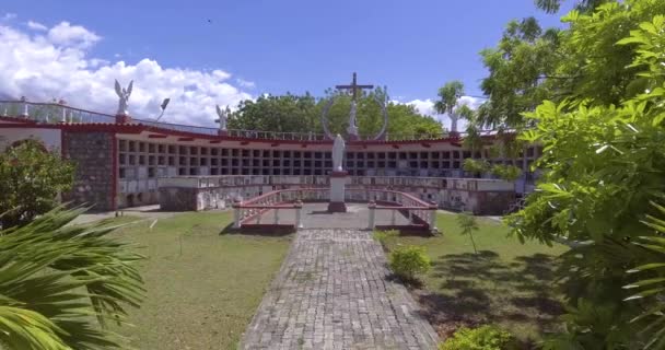 Cimetière Avec Des Tombes Pleines Vides Une Chapelle Nombreux Monuments — Video