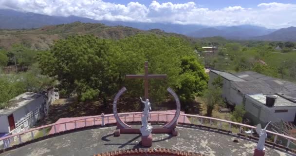 Cimetière Avec Des Tombes Pleines Vides Une Chapelle Nombreux Monuments — Video