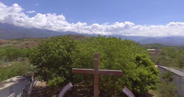 Cementerio Con Tumbas Llenas Vacías Una Capilla Muchos Monumentos Ángeles — Vídeos de Stock
