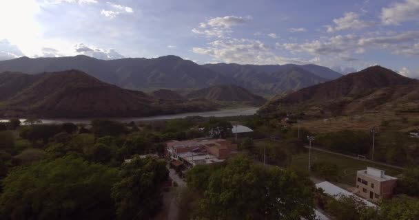 Campo Fútbol Cerca Algunas Casas Con Piscina Rodeado Una Extensa — Vídeos de Stock