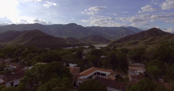 Casas Junto Río Rodeadas Extensas Vegetaciones Montañas — Vídeo de stock