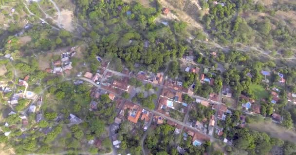 Rynek Główny Miasta Wiele Domów Basenem Pełne Roślinności Otoczeniu Gór — Wideo stockowe