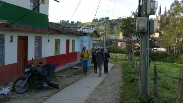 ベルミラ アンティオキア コロンビア 2020年1月19日 バックパック付きの観光客のグループガイドと歩くと話 — ストック動画