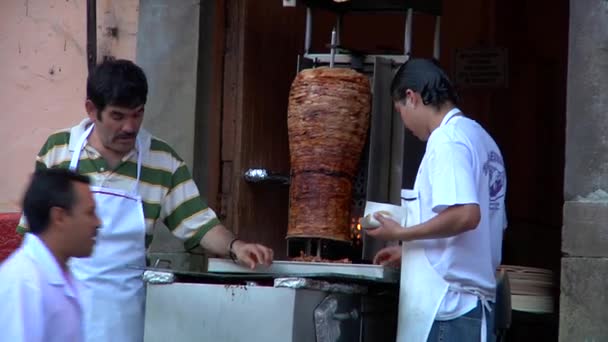 墨西哥城 2011年1月10日 通过在机器上切肉准备墨西哥食物的男性厨师 — 图库视频影像