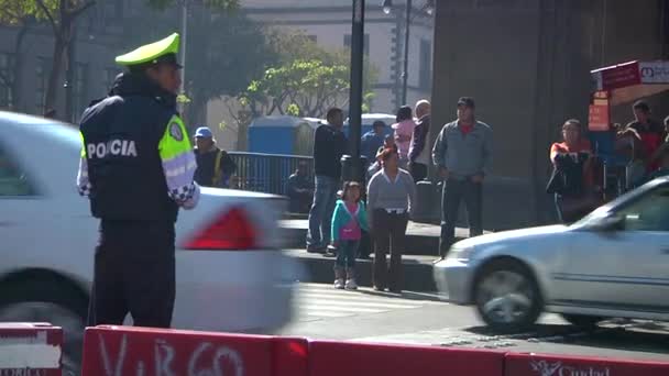 Mexiko Stadt Mexiko Januar 2011 Verkehrspolizei Lässt Fußgänger Die Straße — Stockvideo