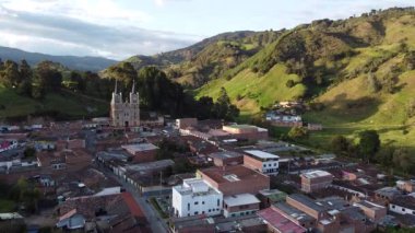 Belmira, Antioquia / Kolombiya 'daki Yeşil Çayırların ve Dağların çevresini çevreleyen Büyük Katedral Köyü Hava Görüntüsü
