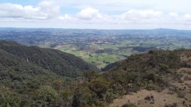 Belmira, Antioquia / Kolombiya 'nın Korunan Doğal Alanındaki Uzakta Dağ Görüş Alanı ile Paramo