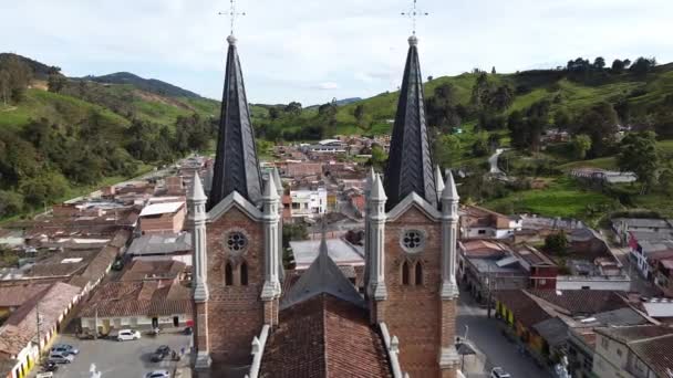 Pueblo Típico Antioquia Con Gran Catedral Rodeado Verdes Colinas Pastos — Vídeos de Stock