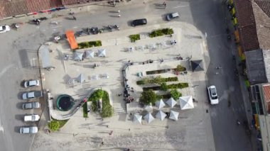 Belmira, Antioquia / Kolombiya 'daki Yeşil Çayırların ve Dağların çevresini çevreleyen Büyük Katedral Köyü Hava Görüntüsü