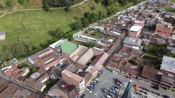 Typická Antikvariát Village Velkou Katedrálou Obklopen Zelených Kopců Pastvin Hor — Stock video