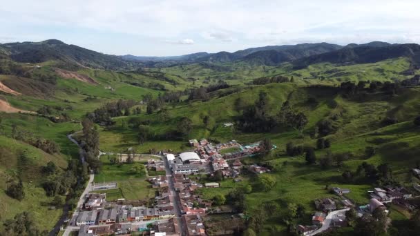 Typisches Dorf Antioquia Mit Großer Kathedrale Umgeben Von Grünen Hügeln — Stockvideo