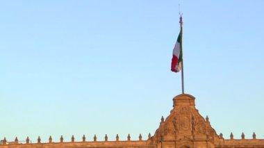 Meksika bayrağı bir evin çatısında dalgalanıyor.