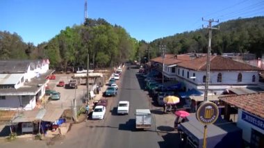 Teotihuacn / Meksika - 18 Ocak 2011: Blue Sky 'da Business Around ve Mountains in the Distance in a Blue Sky