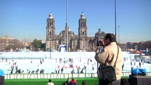 墨西哥D Mexico January 2010 Brown Man Taking Pictures People Skating — 图库视频影像