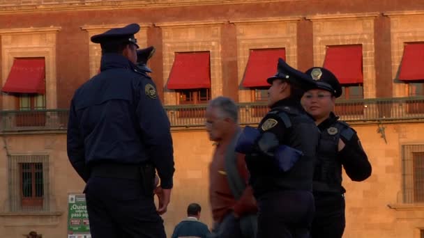 Cidade México México Janeiro 2011 Polícias Mulheres Homens Conversando Praça — Vídeo de Stock