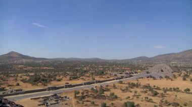 Michoacn de Ocampo / Mexico; 18 Ocak 2011: Teotihuacan, Meksika Arkeolojik Kompleksi, Tüylü Yılanın Piramidi, Turistlerin Sabahları Ziyaret Ettiği Dev Basamaklar ve Merdivenlere sahiptir.