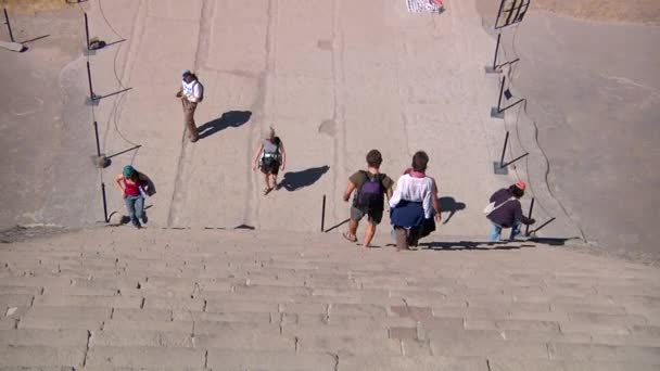 Michoacn Ocampo Mexico 2011 Tourists Climbing Stairs Walking Pyramid Feathered — 비디오