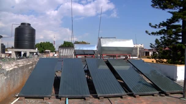 メキシコのグアナファトにあるレンガ造りの家のソーラーパネル — ストック動画