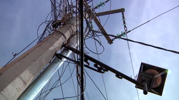 Beaucoup Fils Électriques Sur Poteau Léger — Video